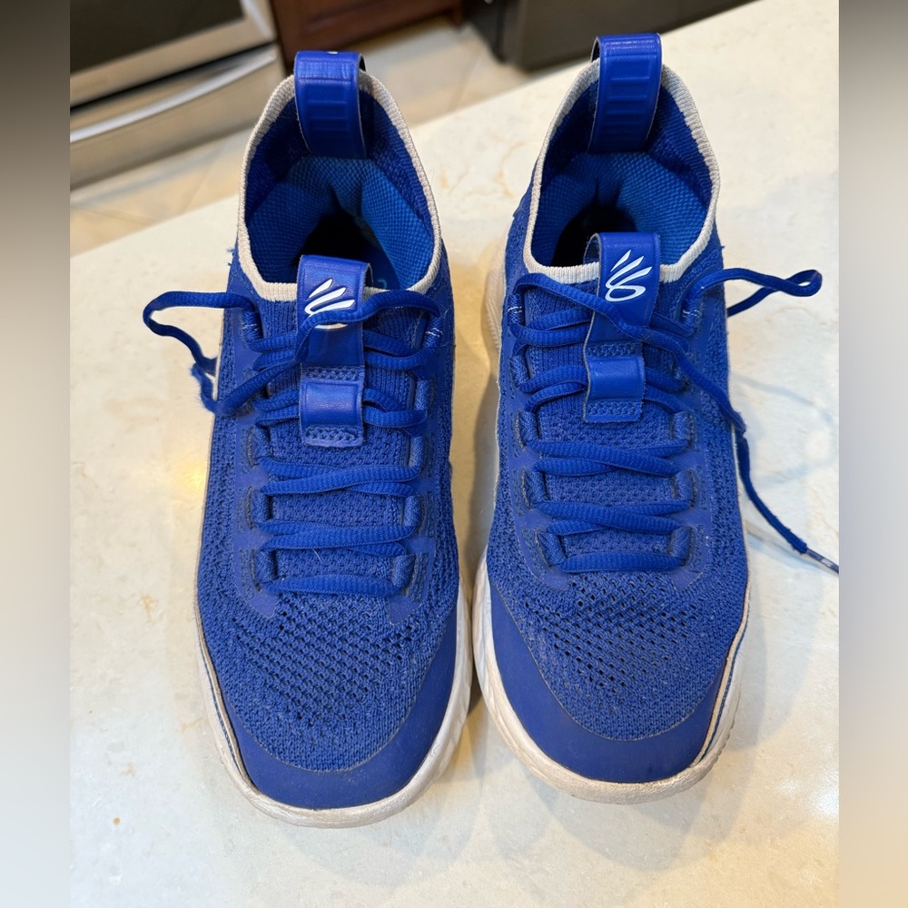 Boys size 5 Steph Curry sneakers
